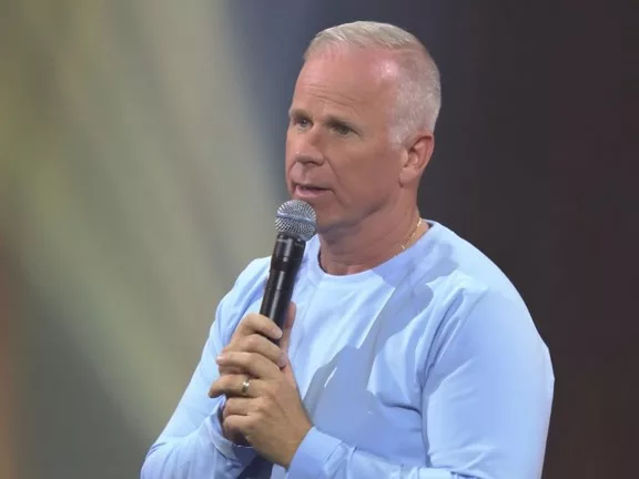 A tanári pályától a Netflix színpadáig: Gerry Dee bemutatja első önálló stand-up műsorát