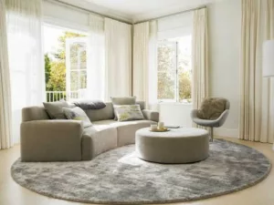 Az otthonok új kedvence: a puffok térhódítása a dohányzóasztalokkal szemben