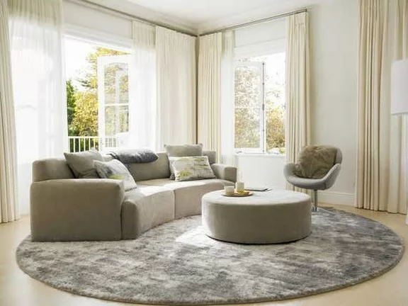 Az otthonok új kedvence: a puffok térhódítása a dohányzóasztalokkal szemben