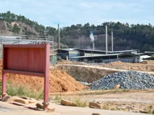 Kínai Ritkaföldfémek: Globális Dominancia és Amerikai Kihívások