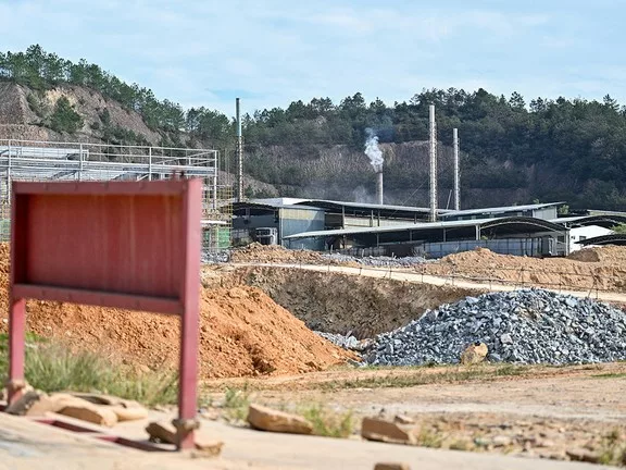 Kínai Ritkaföldfémek: Globális Dominancia és Amerikai Kihívások