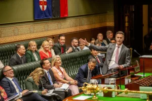 Kormányzati küzdelem a neonácizmus ellen: Egy ördögi probléma