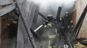 Orosz támadásban három halott és tíz sebesült Harkivban; Zelenszkij Macronnal találkozik