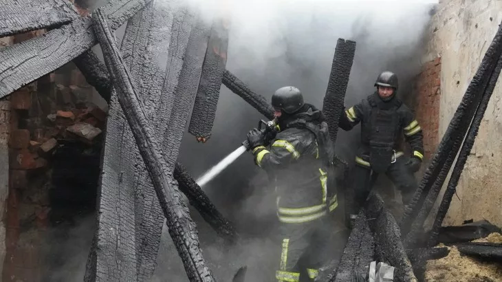 Orosz támadásban három halott és tíz sebesült Harkivban; Zelenszkij Macronnal találkozik