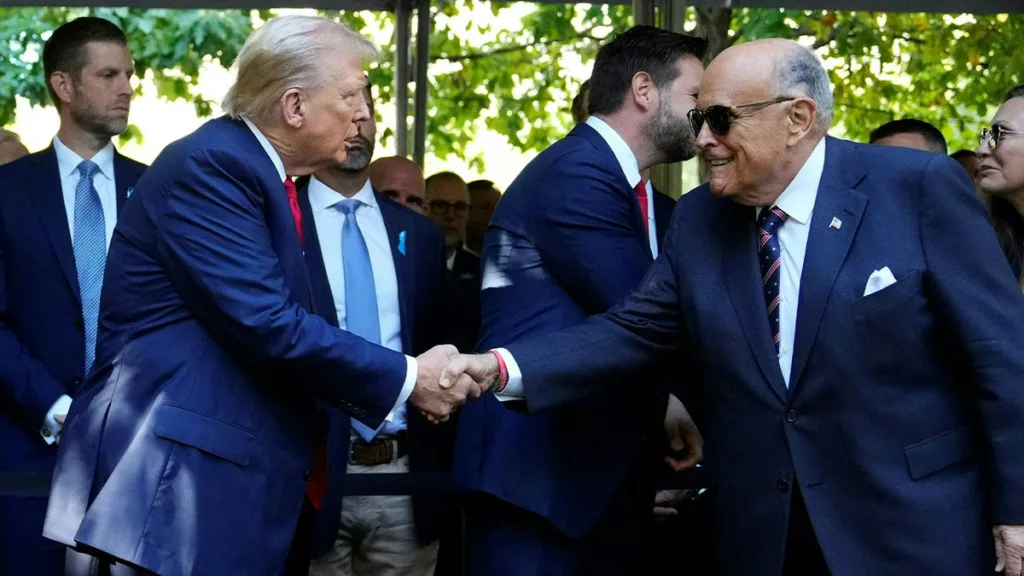 Összefüggéseiben: Trump kegyelmében részesült Giuliani és társai