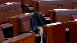 Pauline Hanson ismét burkát viselt az ausztrál szenátusban