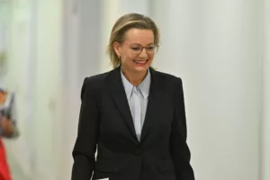 Politikai fordulat Ausztráliában: A Liberális Párt elhajlásban a net-zéró politikától