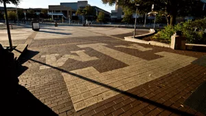 Texas A&M bizottsága szerint a transznemű témájú óra miatt kirúgott tanár kirúgása igazságtalan volt