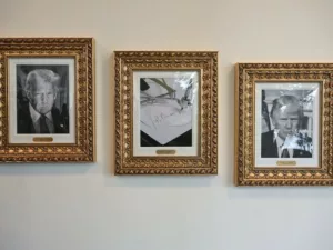 Trump Döntései és a Demokraták Felelőssége: Politikai Játszmák a Fehér Házban