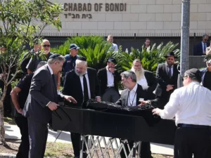 A Bondi Beach-i lövöldözés túlélője felébredt a kómából: Újabb részletek a terrorcselekménnyel kapcsolatos kapcsolatokról