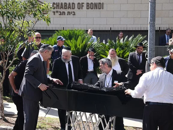 A Bondi Beach-i lövöldözés túlélője felébredt a kómából: Újabb részletek a terrorcselekménnyel kapcsolatos kapcsolatokról