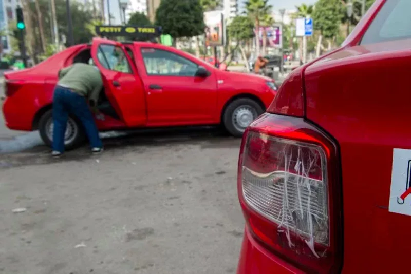 Látássérültek taxihívásának nehézségei: A marokkói kormányzat felelőssége a központban