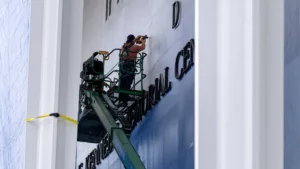 Milliós Követelés a Kennedy Centerben: Polihisztor Benne a Botrányban