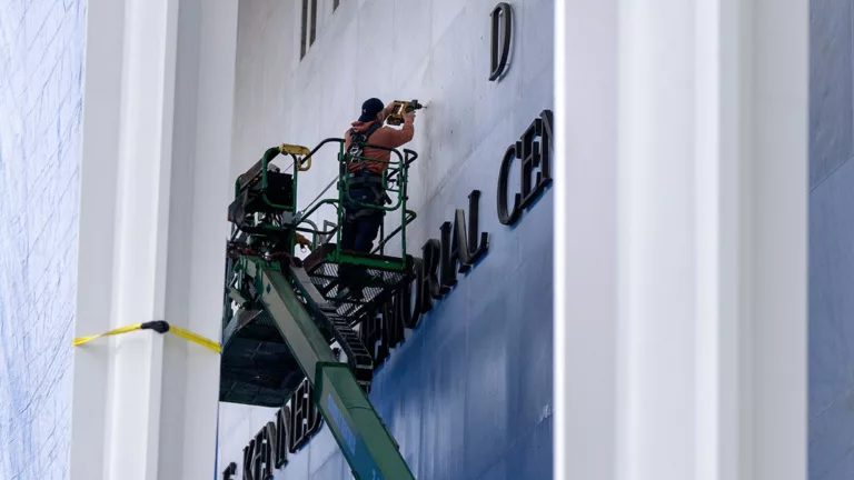 Milliós Követelés a Kennedy Centerben: Polihisztor Benne a Botrányban