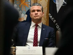 Titkos üzenetek veszélyes vizeken: Hogyan sodorta veszélybe Pete Hegseth az amerikai csapatokat?