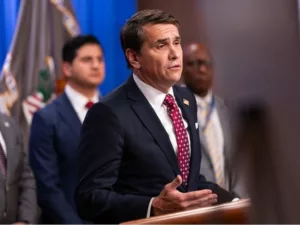 Trump képe eltávolítva, majd újra feltöltve az Epstein-aktákhoz, mivel az Igazságügyi Minisztérium a bíró utasításai alapján az áldozatok biztonságát védi