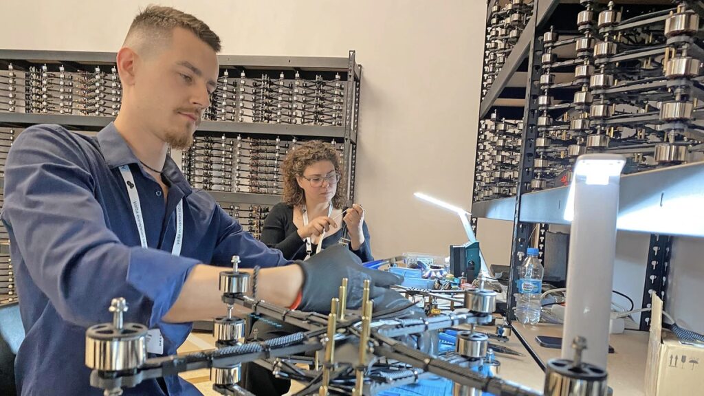 Ukrajnai Háztáji Innováció: Egyszerű Drónokkal Szemben a Millió Dolláros Harckocsik