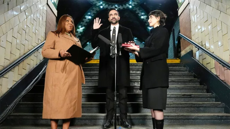 A New York-i Metróállomáson Történt Egy Különleges Eskütétel