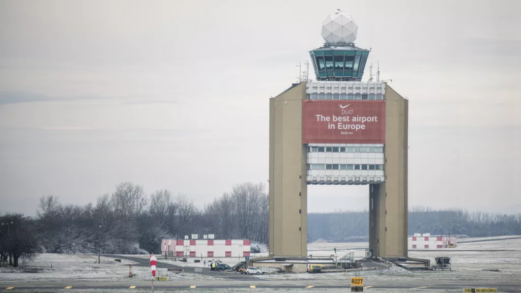 Drámai jelenet a magyar repülőtéren: elakadt egy gép, 176 utas rekedt a fővárosban