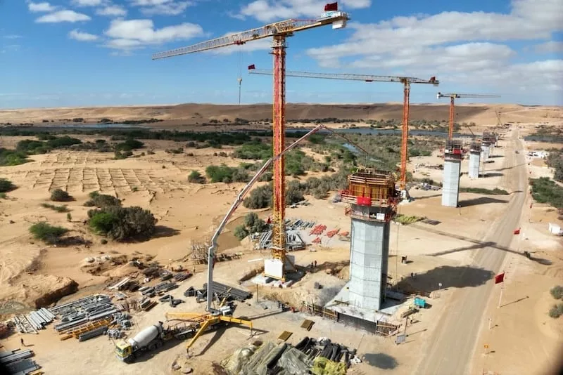 Marokkó legnagyobb úthídja a Saguia el-Hamra folyó mellett épül