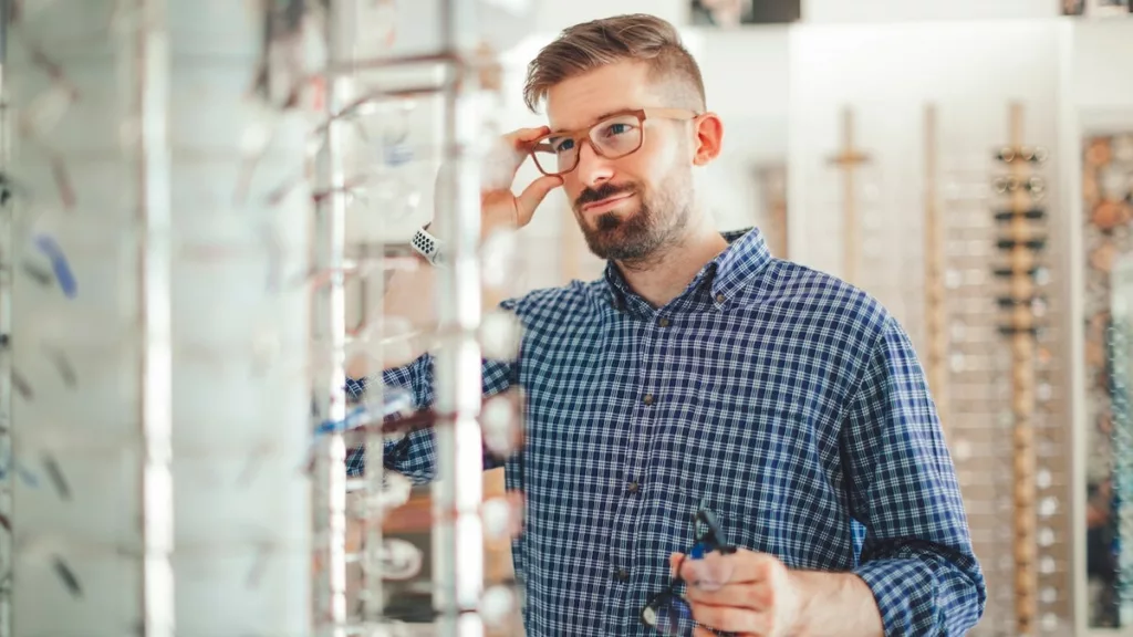 Utolsó esély a GlassesUSA év végi akcióira: Akár 50%-os kedvezmény Versace, Tory Burch és más tervezői szemüvegkeretekre