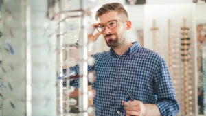 Utolsó esély a GlassesUSA év végi akcióira: Akár 50%-os kedvezmény Versace, Tory Burch és más tervezői szemüvegkeretekre