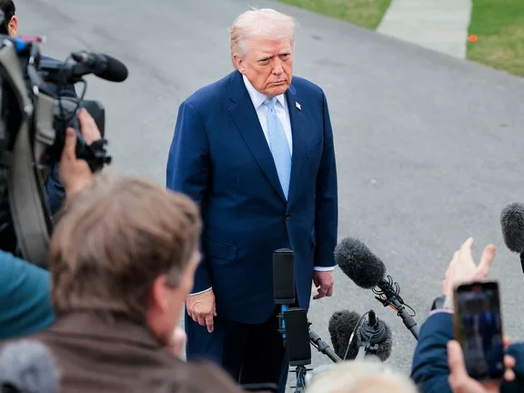 Az USA fontolóra veszi az iráni katonai erőfeszítések leépítését, közölte Trump, bár a földi műveletek továbbra is lehetőség