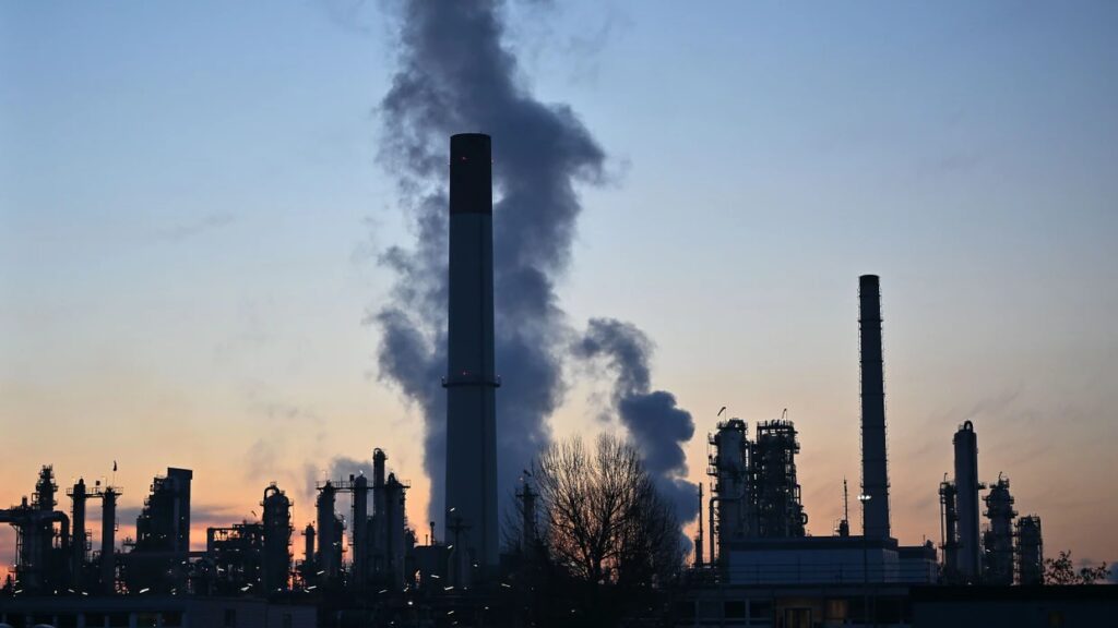 Benzinárak: Mennyit keresnek valójában a finomítók?