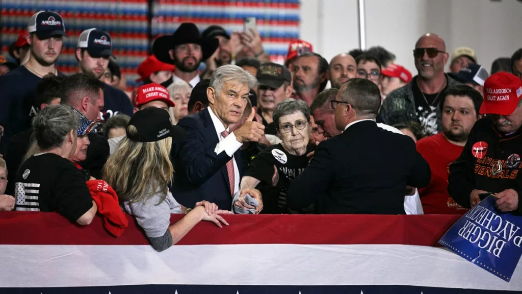 Dr. Oz Segítséget Nyújt Idős Nőnek, Aki Összeesett Trump Beszéde Alatt Kentuckyban