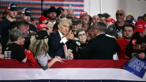 Dr. Oz Segítséget Nyújt Idős Nőnek, Aki Összeesett Trump Beszéde Alatt Kentuckyban