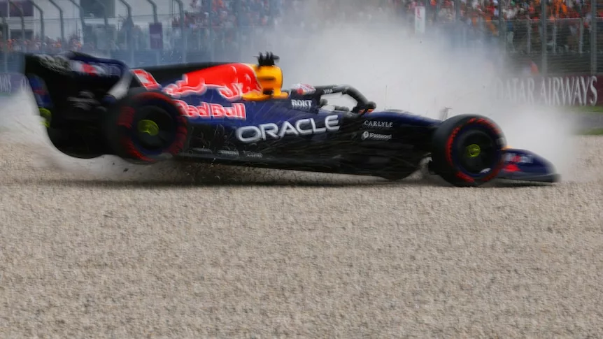 F1 Ausztrál Nagydíj: Mercedes és a "homokzsákok" letevése, illetve Verstappen balesete