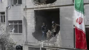 Ilyen rakétatámadás még nem volt: Irán új szintre lépett, miközben Amerika és Izrael nukleáris létesítményt bombázott