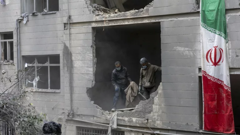 Ilyen rakétatámadás még nem volt: Irán új szintre lépett, miközben Amerika és Izrael nukleáris létesítményt bombázott