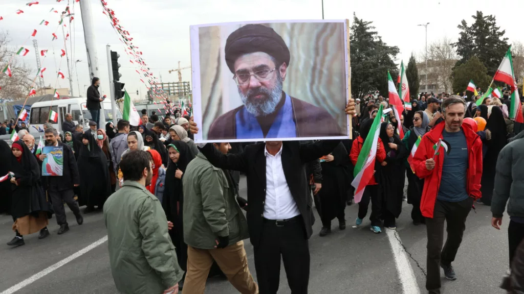 Irán új vezetője a helyét veszi, rakétatámadásokkal fűszerezve