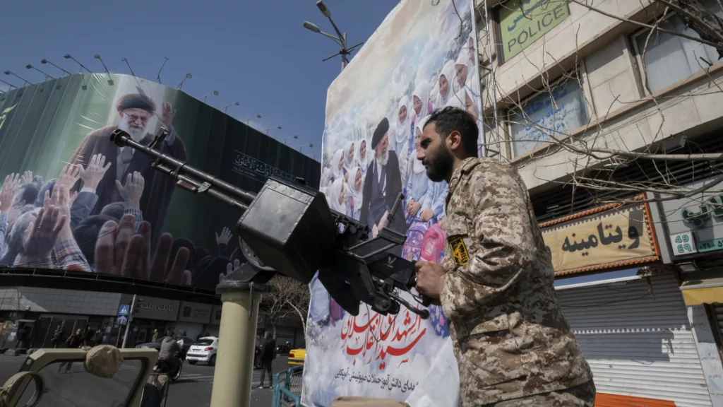 **Kemény csapással fenyegette meg Trump Teheránt, kezd kiéleződni az ellentét az iráni politikai és katonai vezetés között**