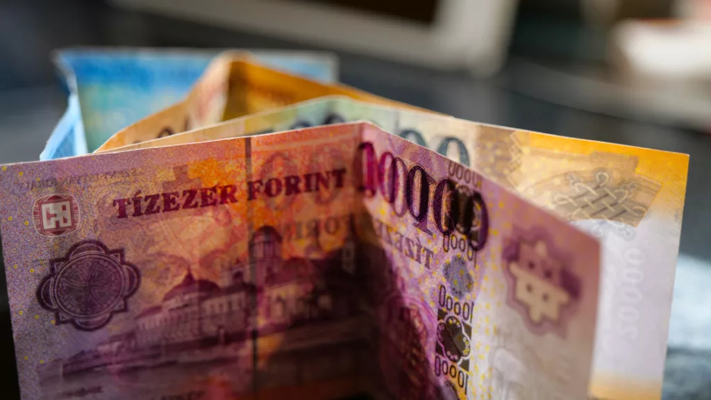 Nagyot ütöttek a forinton, este is hiába próbálkozik a szépítéssel