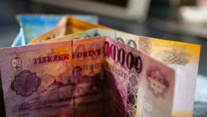 Nagyot ütöttek a forinton, este is hiába próbálkozik a szépítéssel