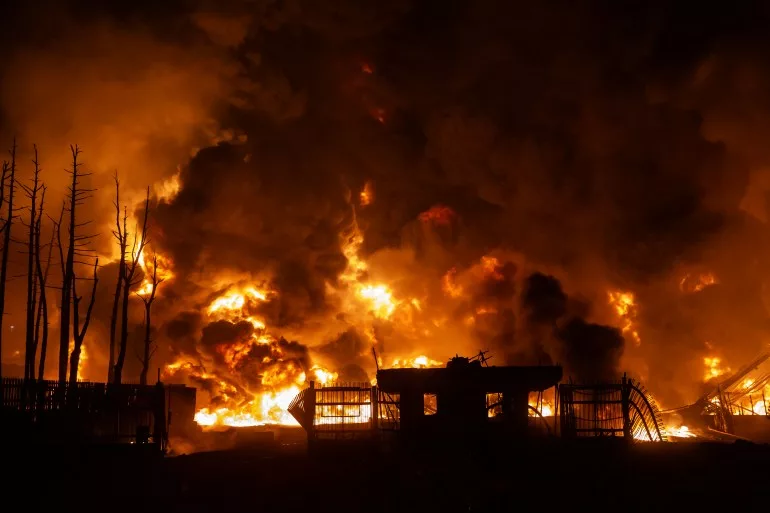 Olajárak az egekben: Több mint 100 dollár egy hordó, ahogy az USA-Izrael-Irán háború tombol