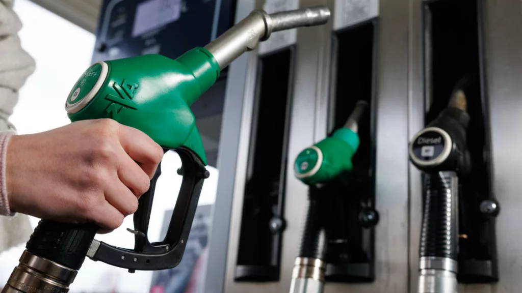 Terjed a gyakorlat Magyarországon: sok helyen korlátozásokba futhatnak az autósok a benzinkutakon