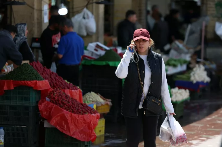 USA és Izrael támadásai közepette az irániak küzdenek az elgyengült gazdasággal