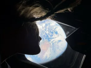 Az Artemis 2 űrhajósai haza tartanak a Hold rekordközeli megközelítése után