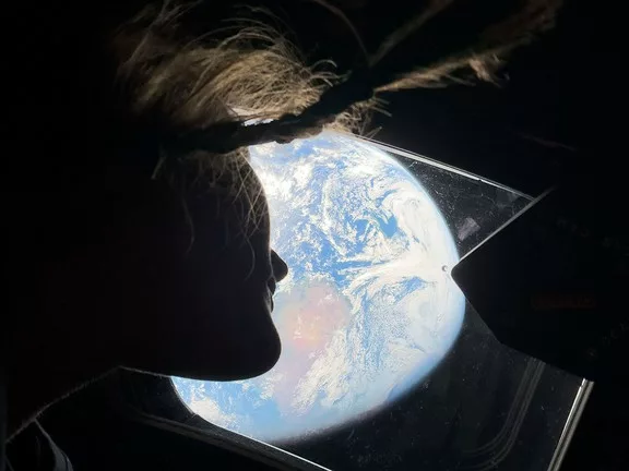 Az Artemis 2 űrhajósai haza tartanak a Hold rekordközeli megközelítése után