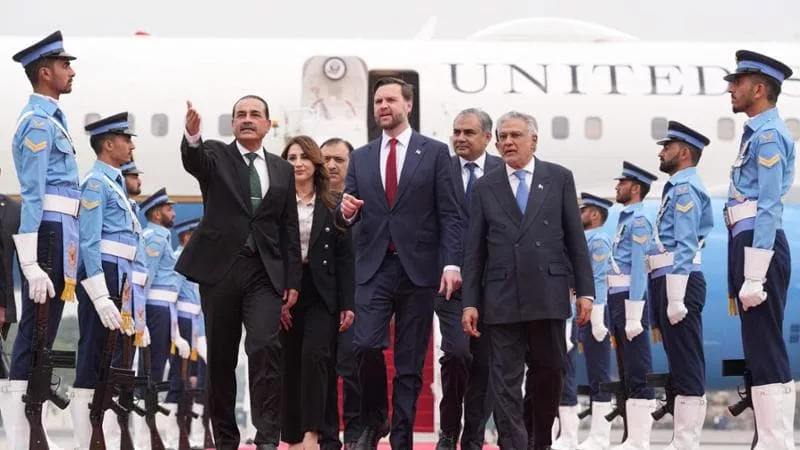 Cím: Feszült tárgyalások Iránban: Trump a Hormuzi-szoros biztosítását sürgeti