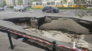 Csőtörés miatt beszakadt az út a Róbert Károly körúton