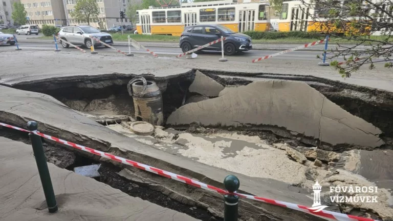 Csőtörés miatt beszakadt az út a Róbert Károly körúton