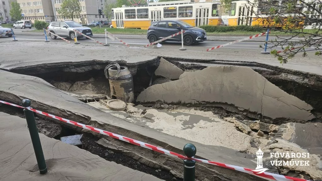 Csőtörés miatt beszakadt az út a Róbert Károly körúton