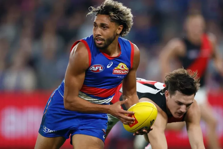 Húsvéti Izgalmak az AFL-ben: Essendon Fölzárkózik a Harmadik Negyedben