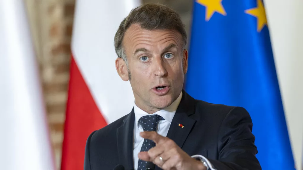 Mellbevágó döntést hozott a francia elnök – Ennyi év után nem volt más választása