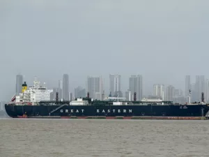 Tűzszünet a Hormuzi-szorosban: Több mint 800 hajó reménykedik a kiszabadulásban