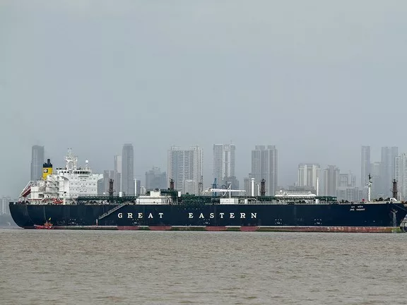 Tűzszünet a Hormuzi-szorosban: Több mint 800 hajó reménykedik a kiszabadulásban